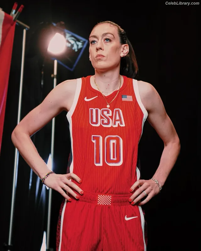Breanna Stewart photo 2 of 132