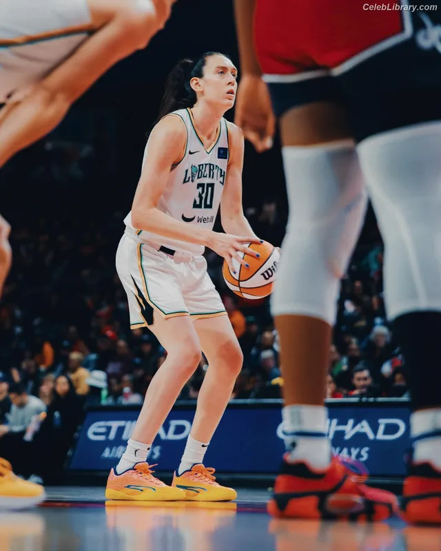 Breanna Stewart photo 4 of 132