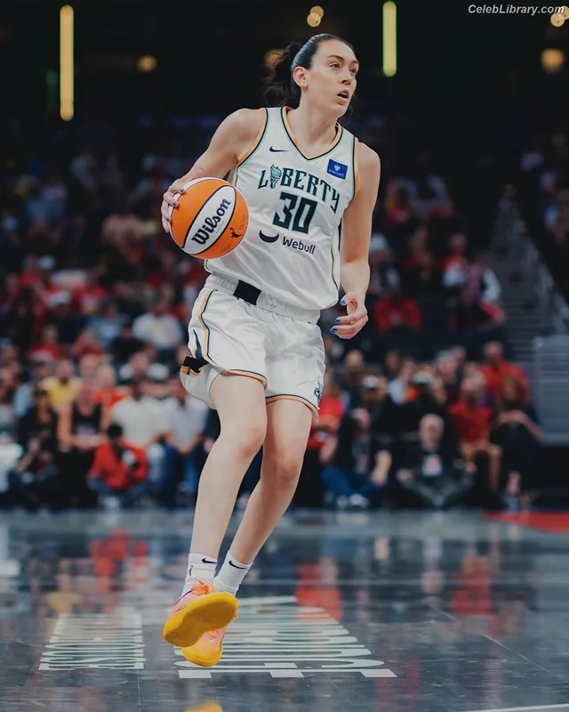 Breanna Stewart photo 6 of 132