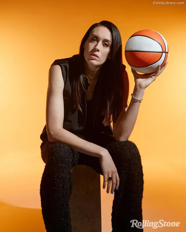 Breanna Stewart photo 10 of 132