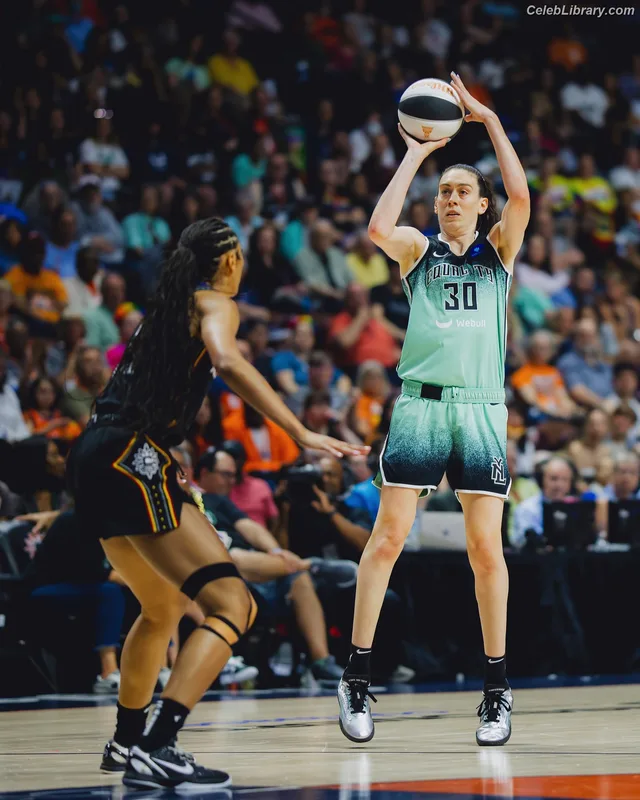 Breanna Stewart photo 12 of 132