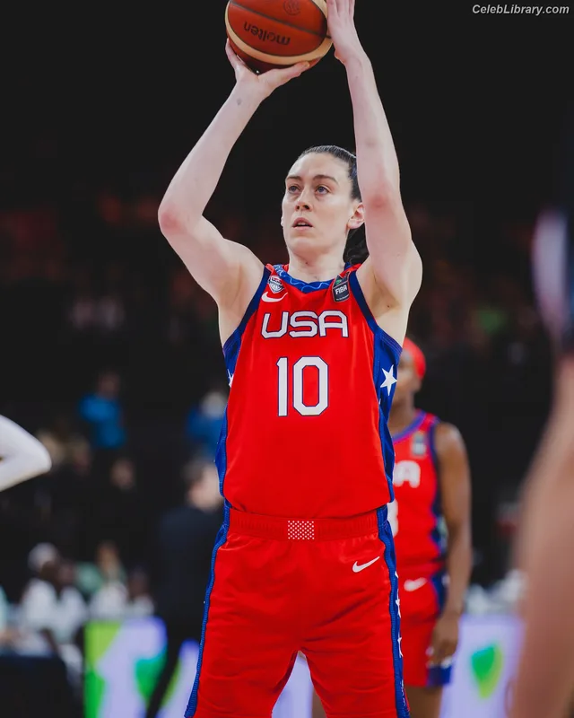 Breanna Stewart photo 14 of 132