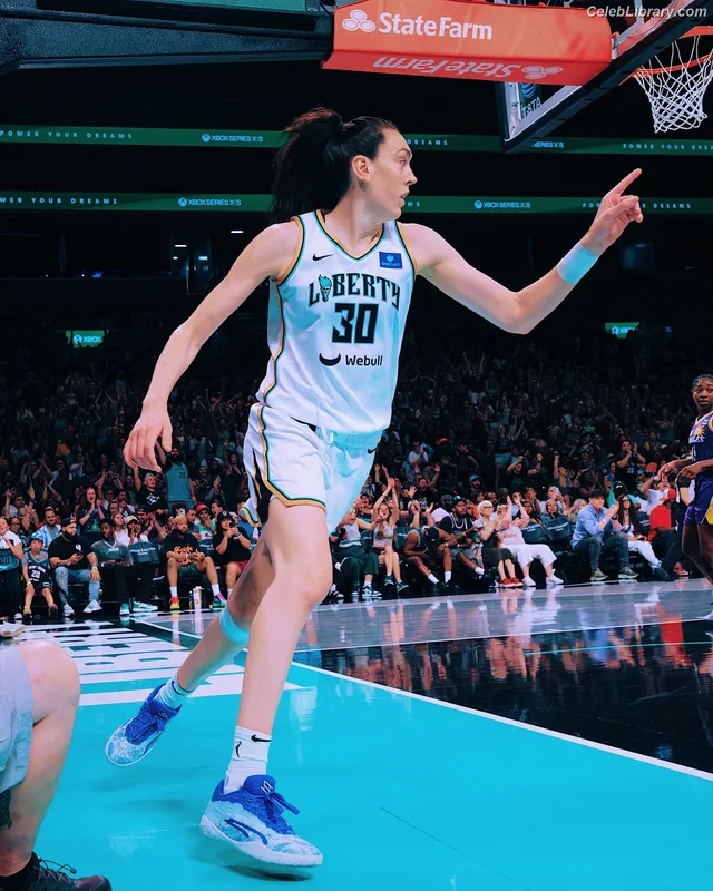 Breanna Stewart photo 16 of 132