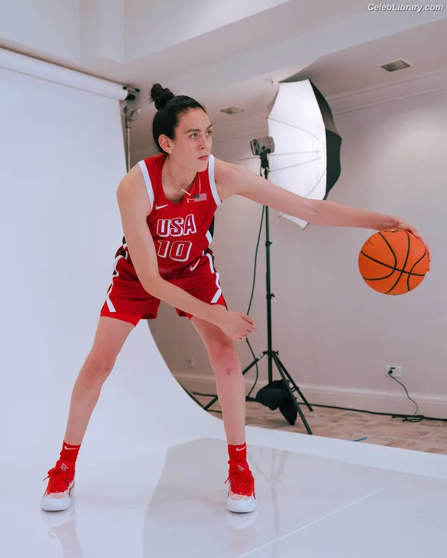 Breanna Stewart photo 23 of 132