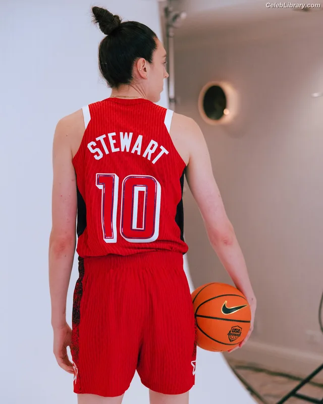 Breanna Stewart photo 24 of 132