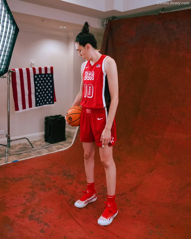 Breanna Stewart photo 2 of 132