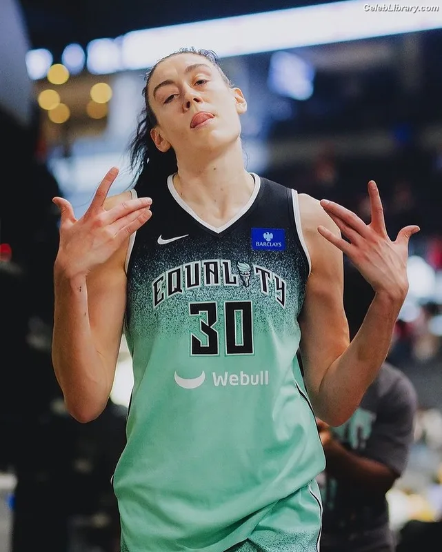 Breanna Stewart photo 15 of 132
