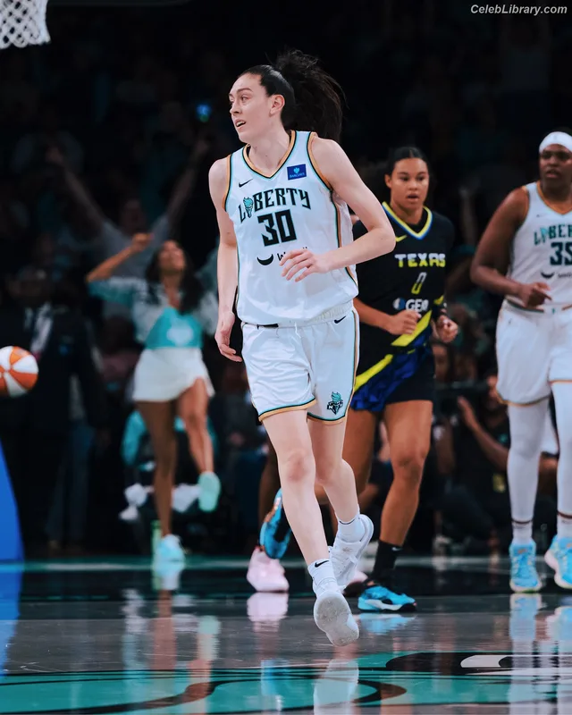 Breanna Stewart photo 16 of 132