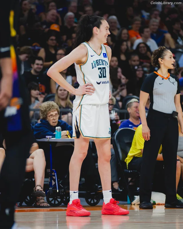 Breanna Stewart photo 18 of 132