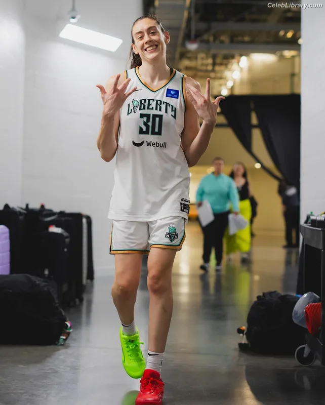 Breanna Stewart photo 22 of 132
