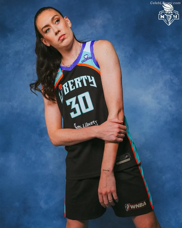Breanna Stewart photo 12 of 132