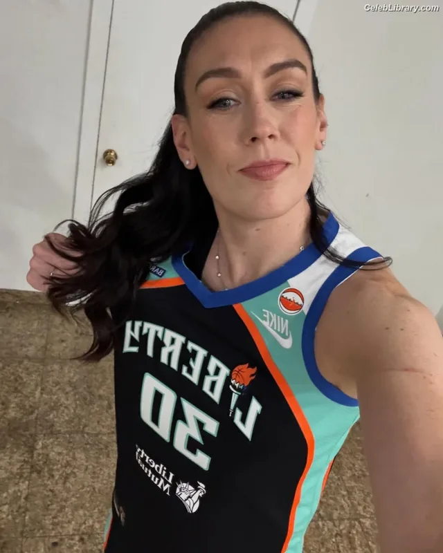 Breanna Stewart photo 13 of 132