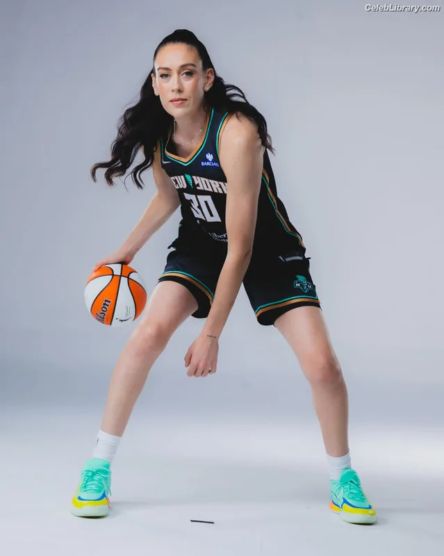 Breanna Stewart photo 15 of 132