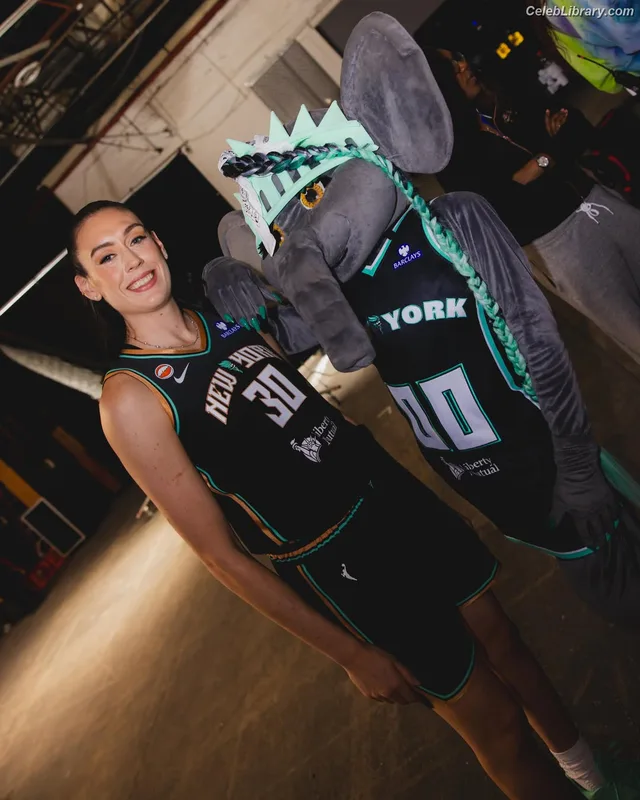 Breanna Stewart photo 17 of 132