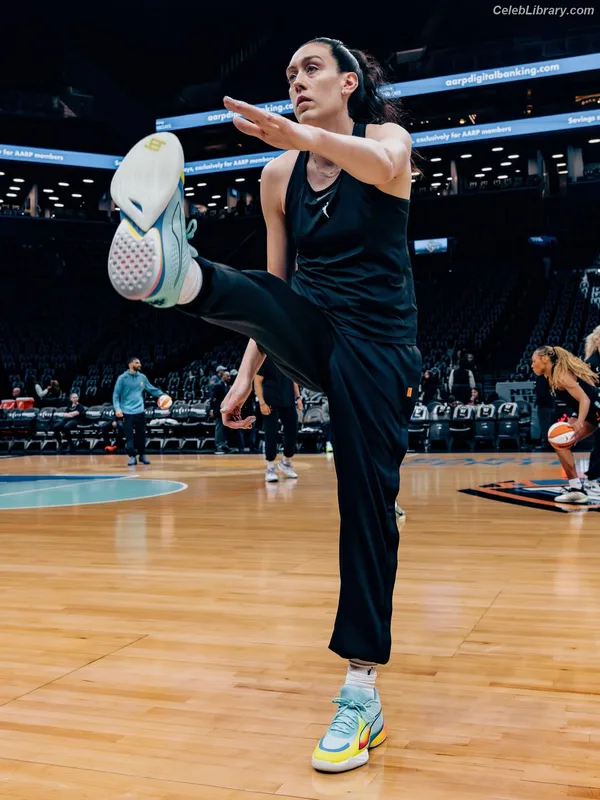 Breanna Stewart photo 20 of 132