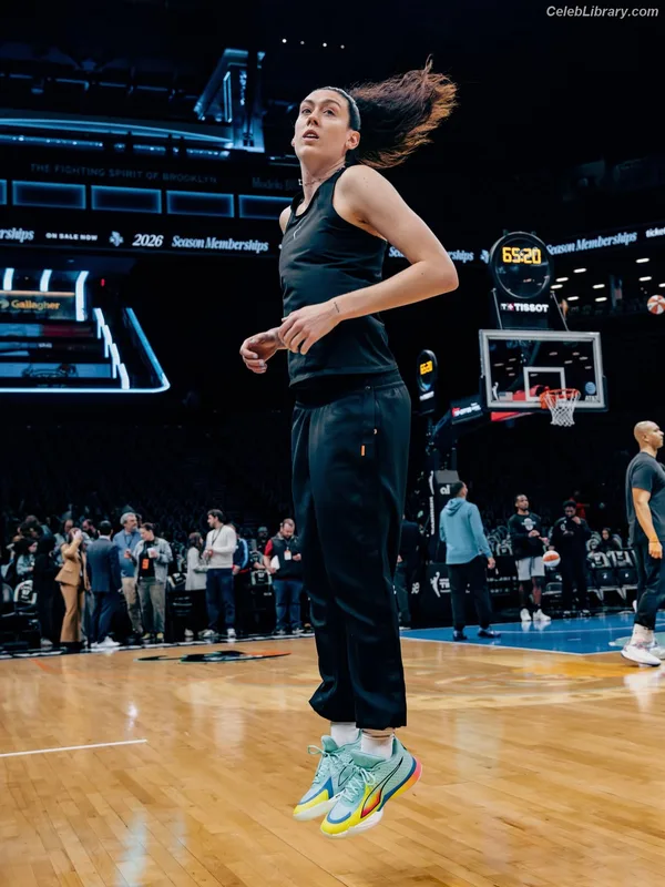Breanna Stewart photo 21 of 132