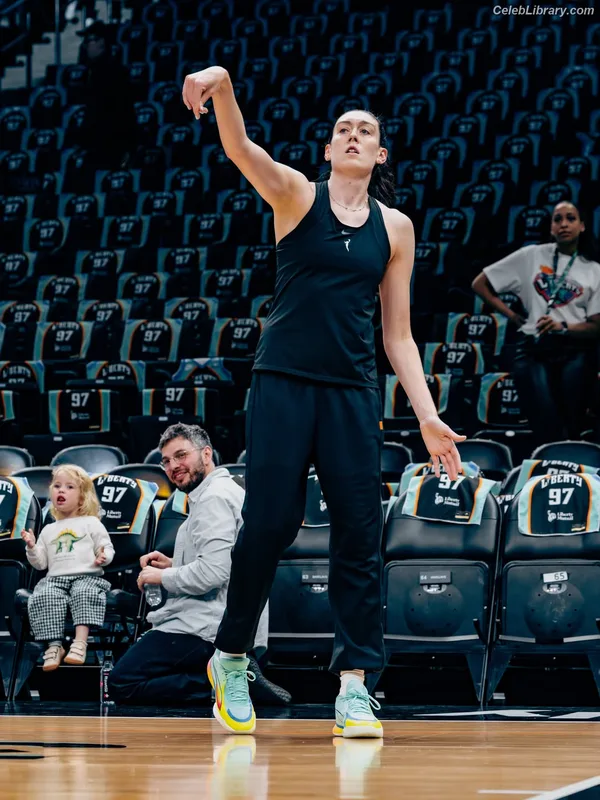 Breanna Stewart photo 22 of 132