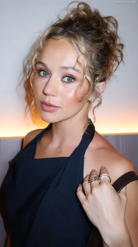 Brec Bassinger photo 8 of 367