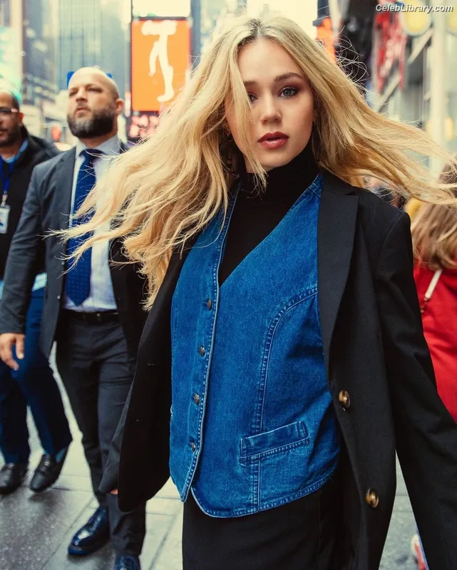 Brec Bassinger photo 12 of 367