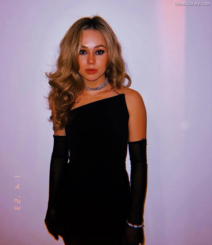 Brec Bassinger photo 15 of 367