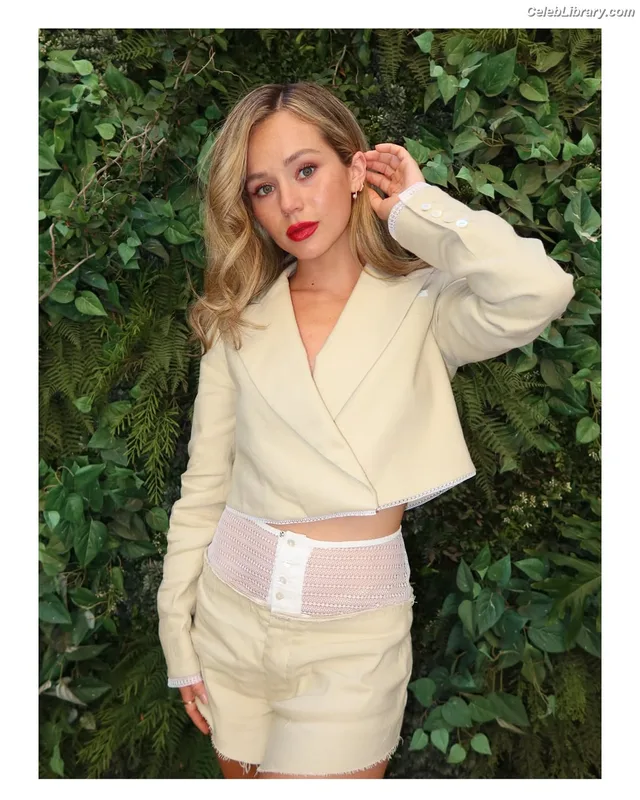 Brec Bassinger photo 10 of 367