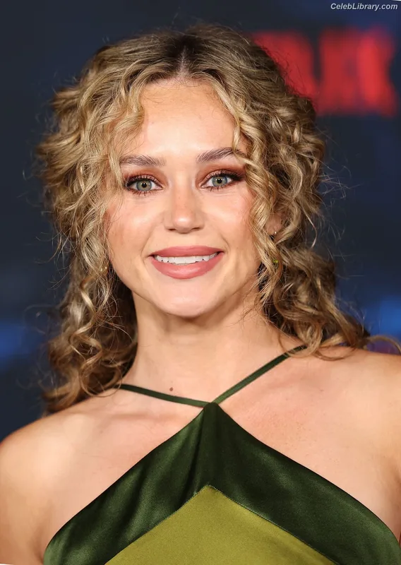Brec Bassinger photo 3 of 367
