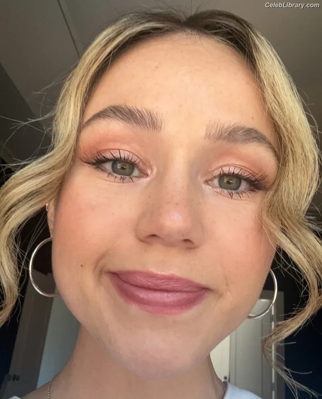 Brec Bassinger photo 12 of 367