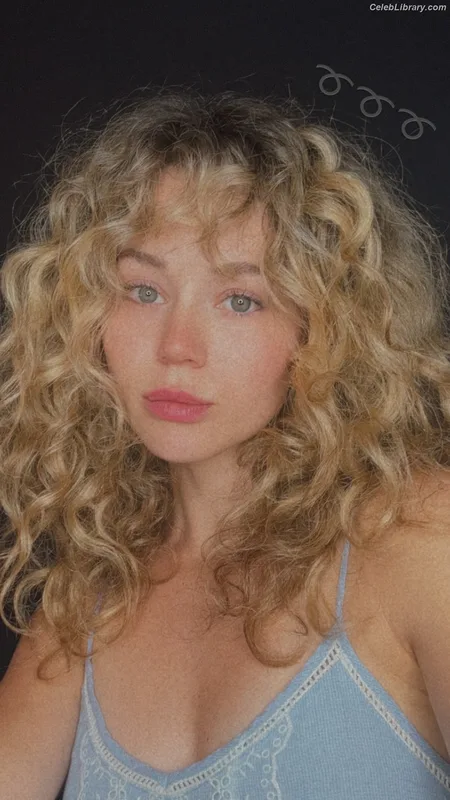 Brec Bassinger photo 13 of 367