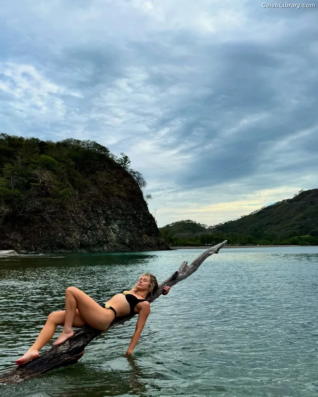 Brec Bassinger photo 6 of 367