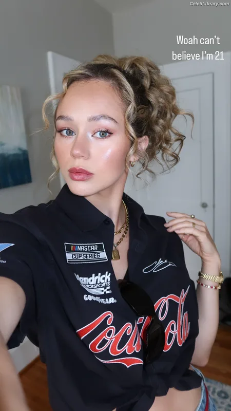 Brec Bassinger photo 20 of 367
