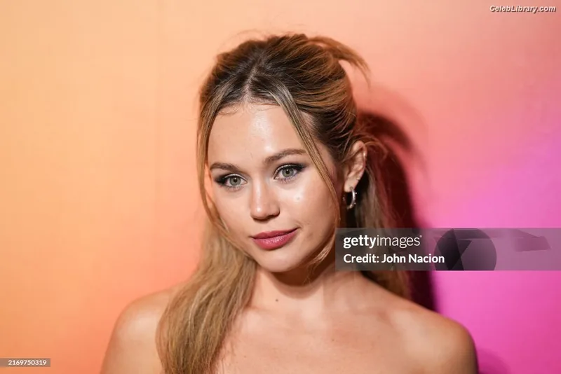 Brec Bassinger photo 9 of 367