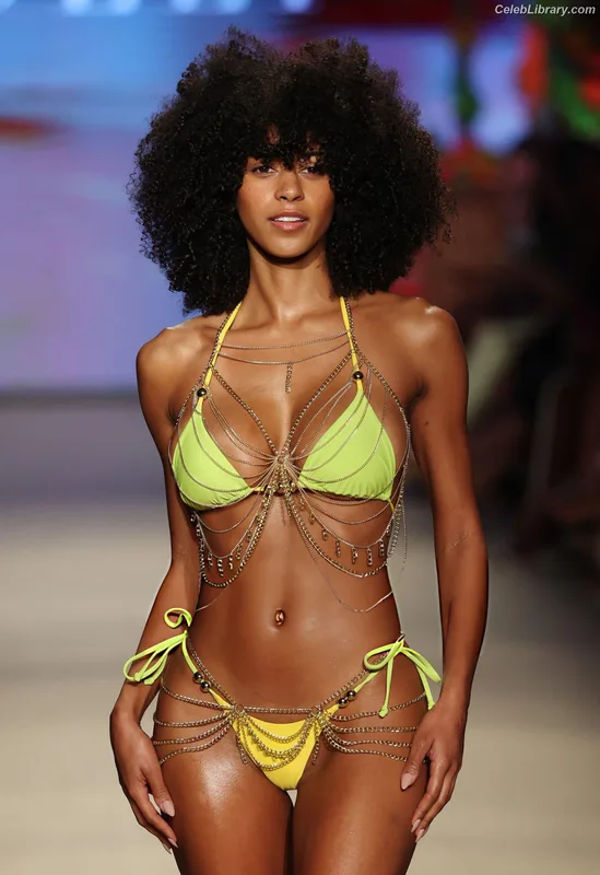 Briana Smith photo 7 of 749