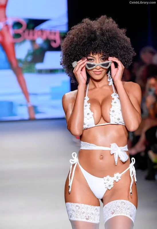 Briana Smith photo 13 of 749