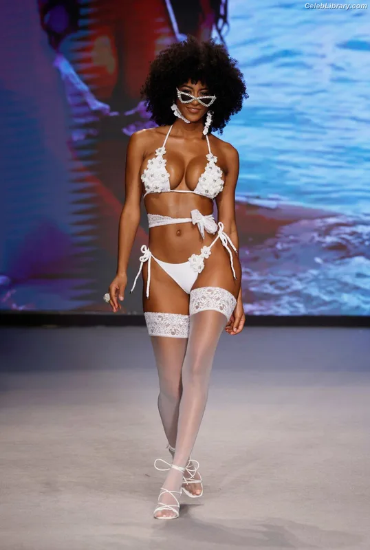 Briana Smith photo 3 of 749