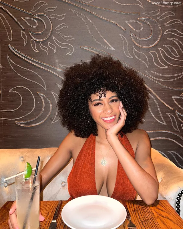 Briana Smith photo 7 of 749