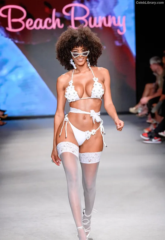 Briana Smith photo 7 of 749