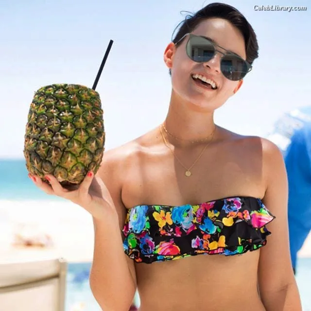 Brianna Hildebrand photo 15 of 31