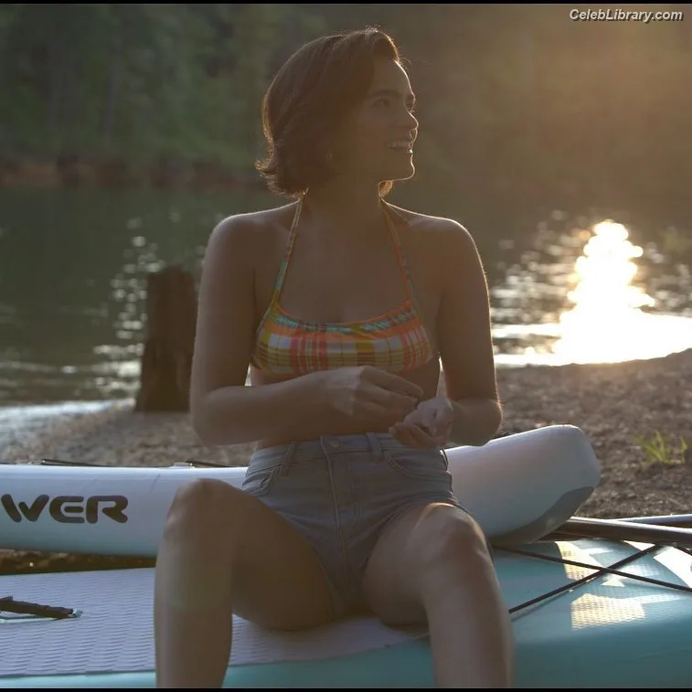 Brianna Hildebrand photo 6 of 31