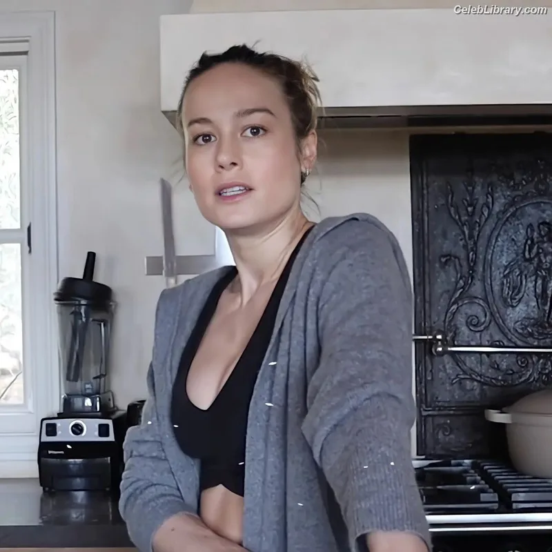 Brie Larson photo 2 of 1086