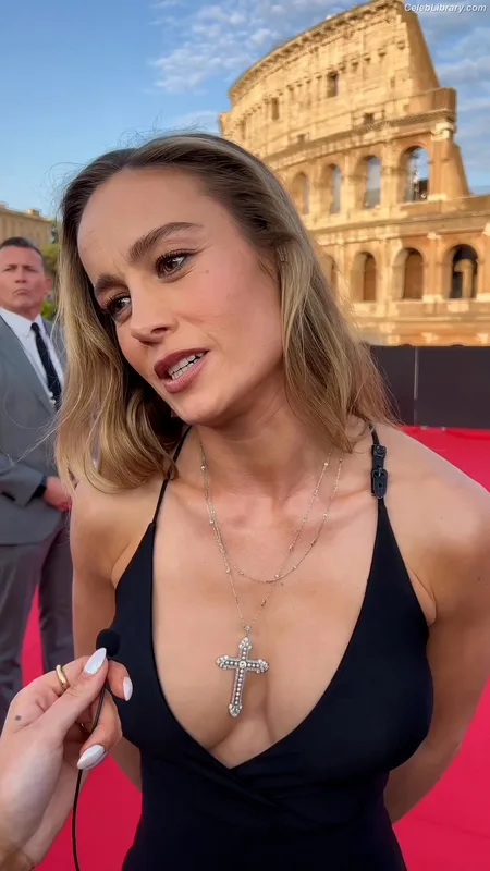 Brie Larson photo 16 of 1086