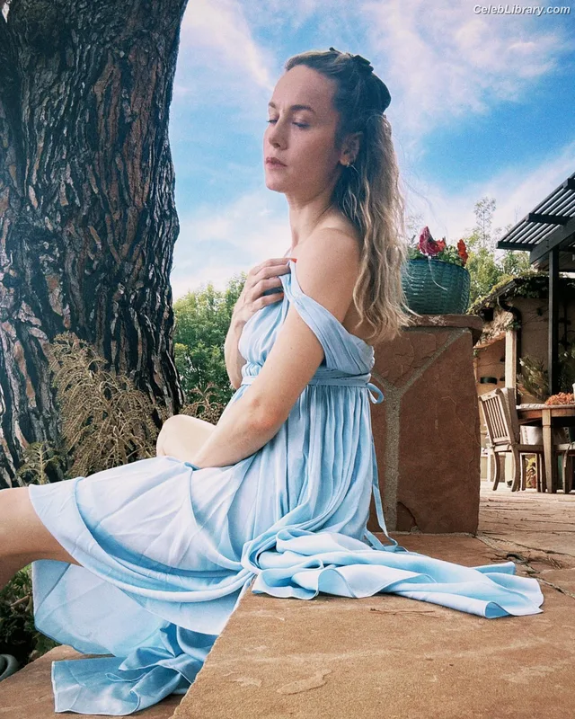 Brie Larson photo 10 of 1086