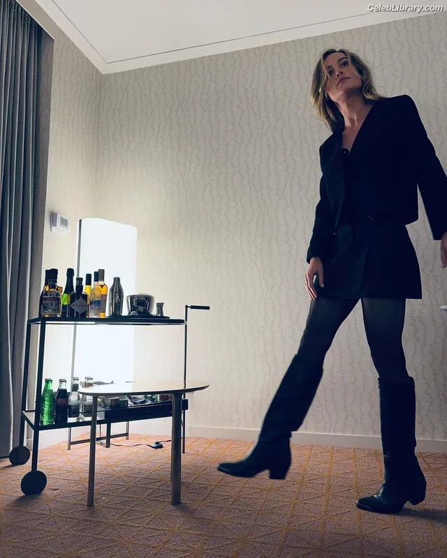 Brie Larson photo 17 of 1086