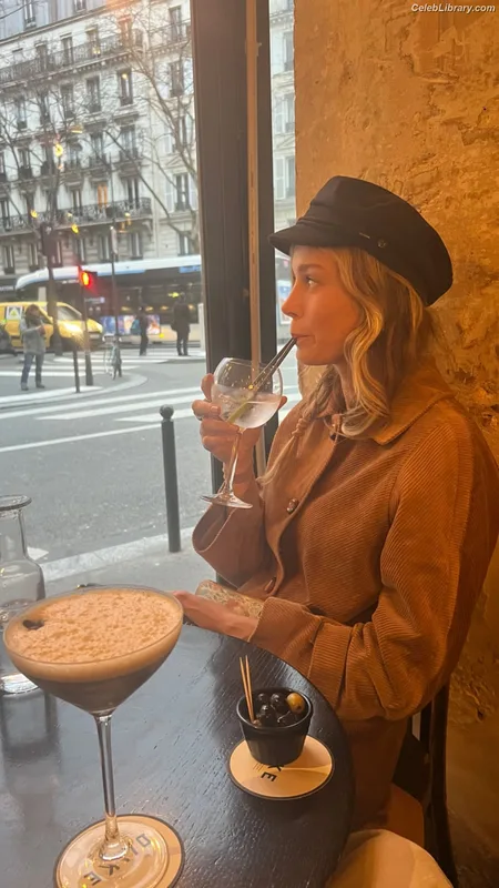 Brie Larson photo 1 of 1086