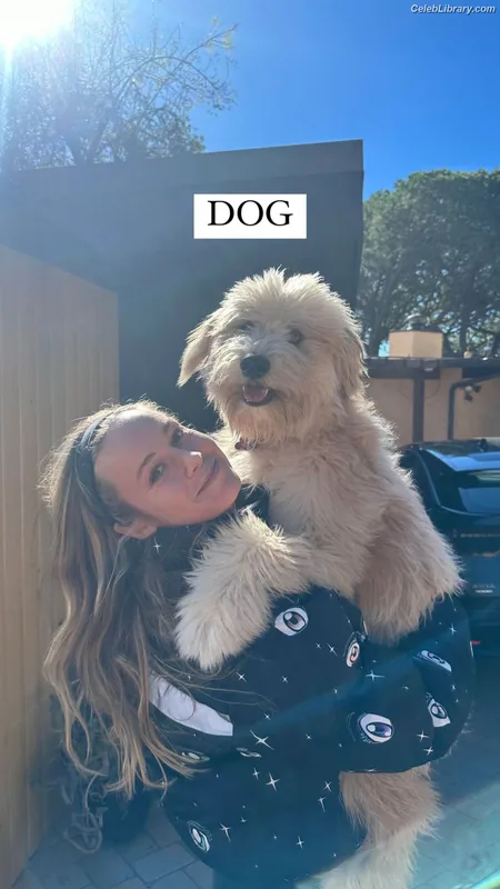 Brie Larson photo 23 of 1086