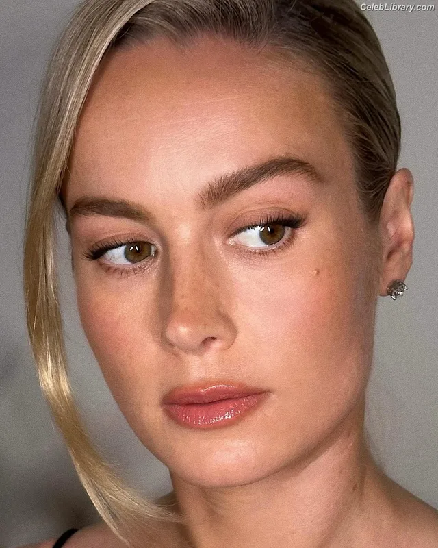 Brie Larson photo 17 of 1086