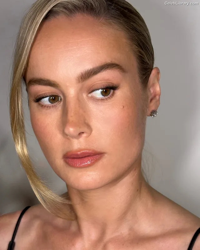 Brie Larson photo 24 of 1086