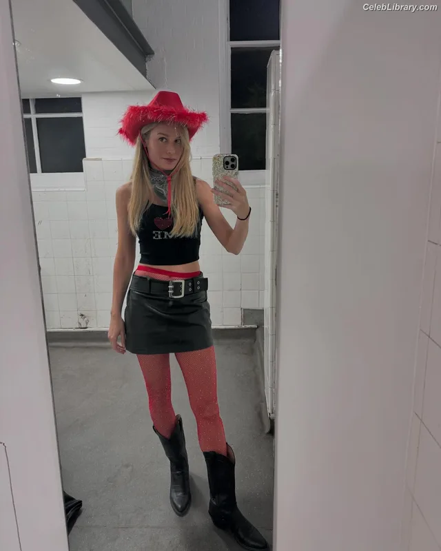 Brie Larson photo 2 of 1086