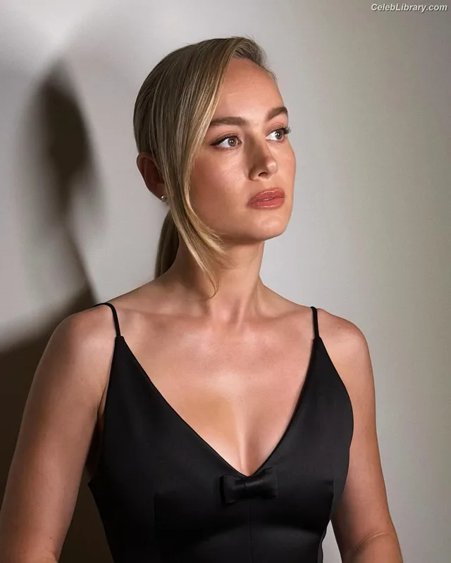 Brie Larson photo 3 of 1086