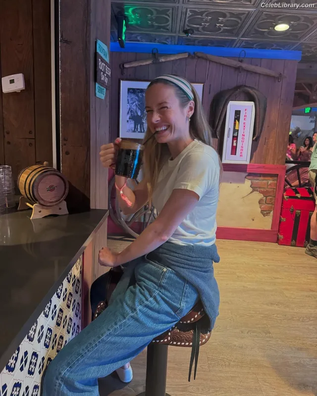 Brie Larson photo 10 of 1086