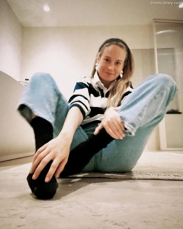 Brie Larson photo 23 of 1086